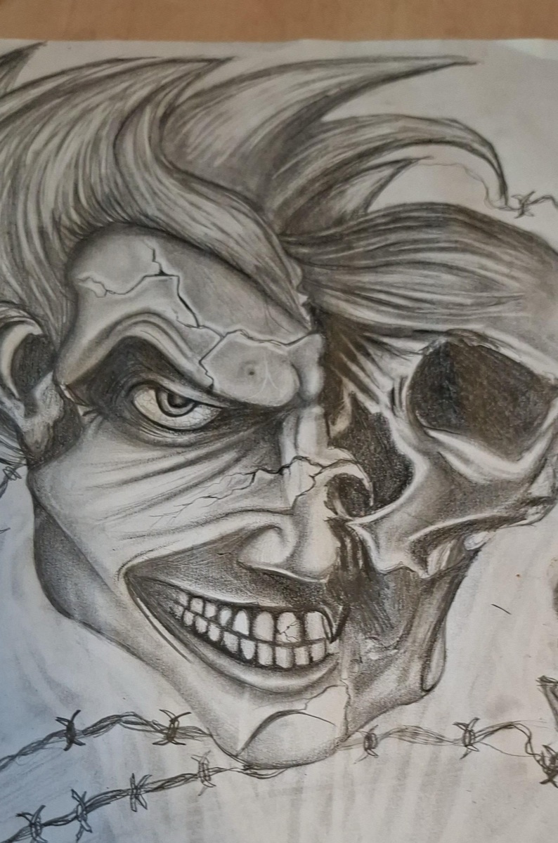 Potloodtekening van een grijnzend cartoongezicht dat half overgaat in een schedel, omringd door prikkeldraad